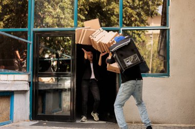 Teslimatçı pizza bırakıyor, müşteri kutuları yakalıyor, sakar kurye dışarıdan yemek siparişi taşıyor. Kötü teslimat servisi, fast food paketlerinin düşüşünü izleyen müşteri...
