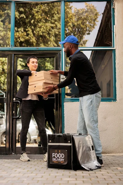 Pizzeria Kuryesi Kadın Pizza Kutularının Yanından Geçerken Erkek Ofis Binasının — Stok fotoğraf