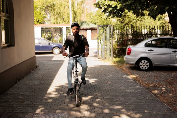 Servicio Entrega Comida Afroamericana Courier Montar Bicicleta Retrato Día Soleado — Foto de Stock