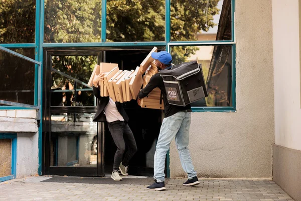 Beceriksiz Pizza Kuryesi Müşteriye Pizza Kutularını Bırakıyor Ofis Çalışanlarına Düşen — Stok fotoğraf