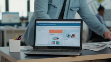 Hareketli çizelgeleri ve istatistikleri gösteren işletme yönetimi yazılımıyla birlikte laptop ekranının kapatılması. Girişim kaynak planlama ile taşınabilir bilgisayara seçici odaklanma.