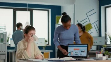 Afro-amerikan girişimi çalışanı laptopta kahve ya da fincandan çay içen iş arkadaşına pazarlama stratejisi sunuyor. Grup projesi üzerinde çalışan sıradan iş arkadaşları iş yıllık cirosunu analiz ediyorlar.