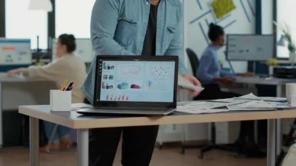 Fechar Tela Laptop Com Planejamento Recursos Corporativos Mostrando Gráficos Movimento — Vídeo de Stock
