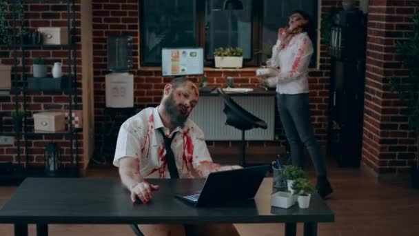 Otak Zombie Berbahaya Bekerja Pada Laptop Sementara Rekan Berjalan Mati — Stok Video