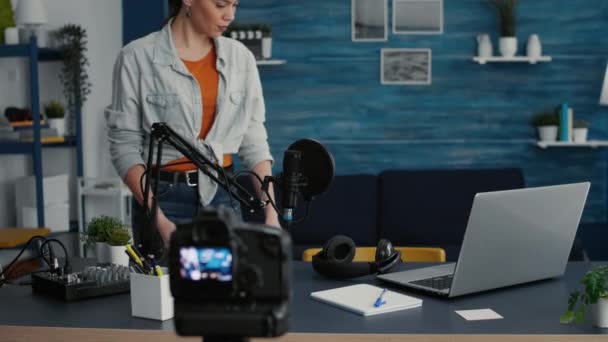 Çekici Sosyal Medya Etkileyicisi Canlı Yayına Hazırlanırken Stüdyo Masasında Oturuyor — Stok video