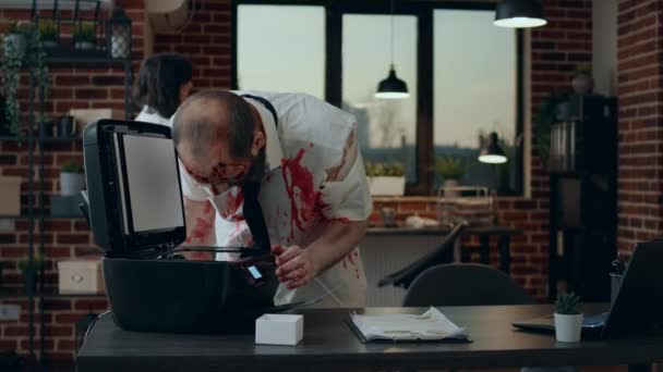 Hersendood Horror Zombie Met Diepe Bloederige Wonden Proberen Gebruiken Kantoorprinter — Stockvideo