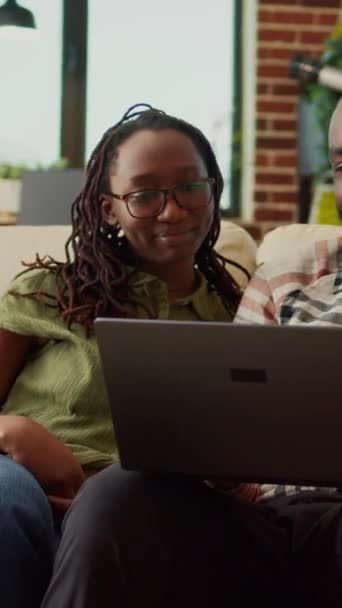 Κάθετο Βίντεο African American Couple Watching Online Videos Laptop Χαλαρώνοντας — Αρχείο Βίντεο