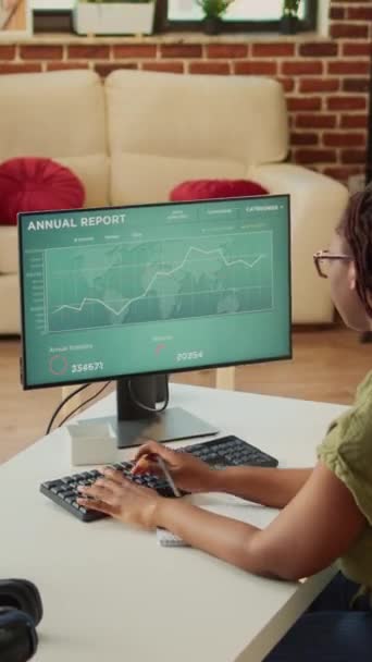 垂直视频 办公室工作人员检查图表报告和记录 在查看计算机上的统计数据后编写财务销售信息 在家远程做会计工作的员工 — 图库视频影像
