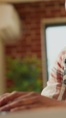 Dikey video: Freelancer dizüstü bilgisayarda çevrimiçi bilgi yazıyor, evde uzaktan iş yapıyor ve başlangıç ağını kullanıyor. Finansal rapor üzerinde çalışmak ve pazarlamayı analiz etmek, uzaktan öğrenme. El bilgisayarı