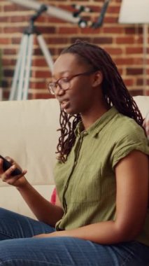 Dikey video: Kızgın çift evde tartışıyor ve kavga ediyor, ilişki zorluklarıyla başa çıkıyor ve stres altında. Kızgın kız arkadaş ve erkek arkadaş anlaşmazlık içindeler, dairede tartışıyorlar..