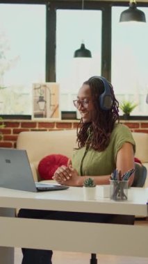 Dikey video: Bir kadın çevrimiçi video konferansında insanlarla konuşuyor, iş hakkında konuşmak için uzaktan video konferans görüşmelerine katılıyor. Uzaktan ev, internet telekonferansı gibi bağımsız işler yapıyor..
