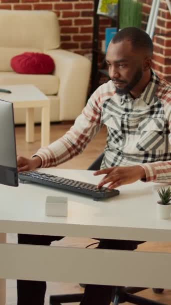 Vertikální Video Afroameričan Pracující Počítači Stolem Dělá Doma Vzdálený Úkol — Stock video