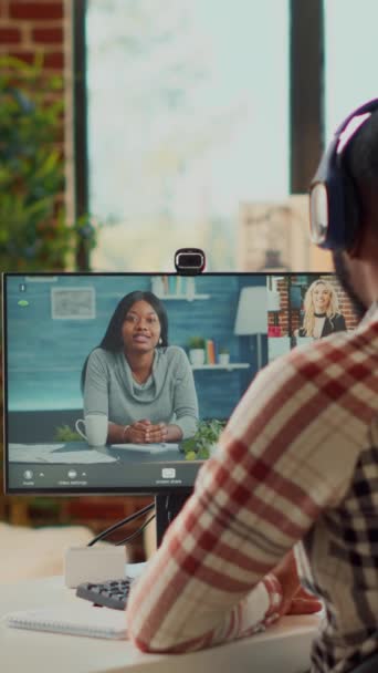 Vídeo Vertical Joven Freelancer Hablando Con Compañeros Trabajo Videoconferencia Línea — Vídeos de Stock