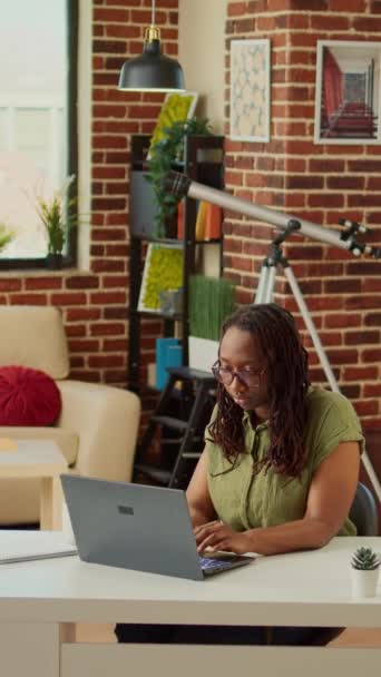 Videoclip Vertical Femeie Freelancer Care Lucrează Acasă Laptop Făcând Raportul — Videoclip de stoc