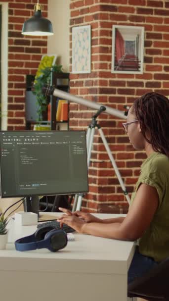 Vertikální Video Mladá Žena Pracující Softwarovém Programu Pro Vytvoření Webové — Stock video