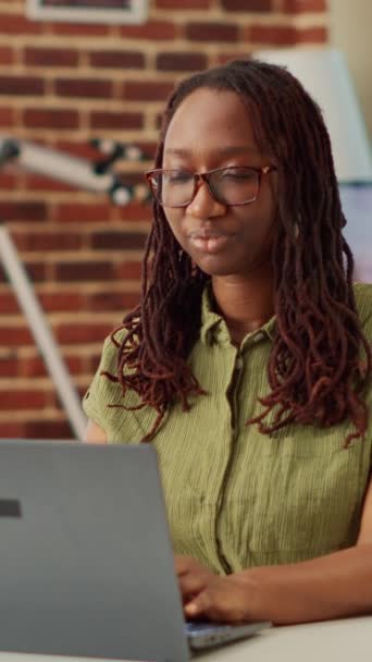Verticale Video Afro Amerikaanse Meisje Met Behulp Van Laptop Afstand — Stockvideo