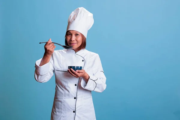 Mujer Cocinero Con Restaurante Uniforme Celebración Tazón Con Cena Comida — Foto de Stock