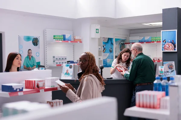 Cliente Mayor Parado Mostrador Farmacia Comprando Pastillas Cardiología Durante Consulta —  Fotos de Stock