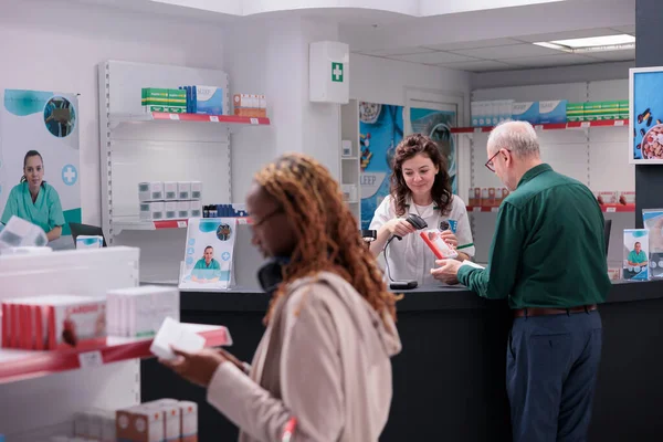 Старший Работник Аптеки Просит Фармацевтический Витамин Время Медицинской Консультации Аптеке — стоковое фото
