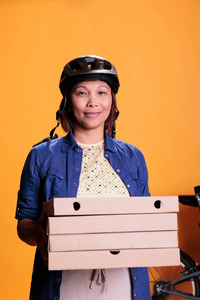 Paket Teslimat Sırasında Pizza Kutuları Taşıyan Kask Takan Pizzacı Kadın — Stok fotoğraf