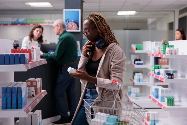 Cliente Farmacia Que Compra Suplementos Medicinales Para Curar Enfermedades Mirando — Foto de Stock