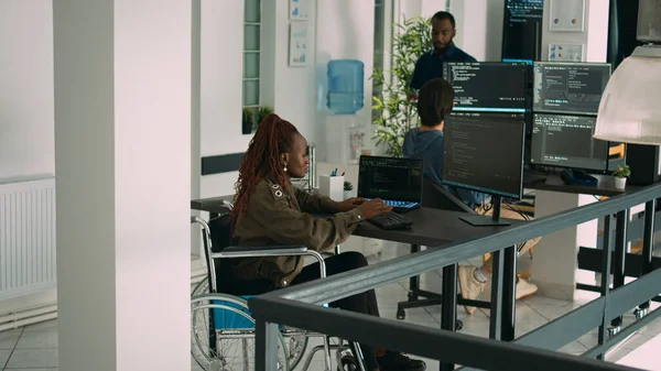 Desenvolvedor Aplicativos Afro Americano Cadeira Rodas Analisando Programa Software Codificação — Fotografia de Stock