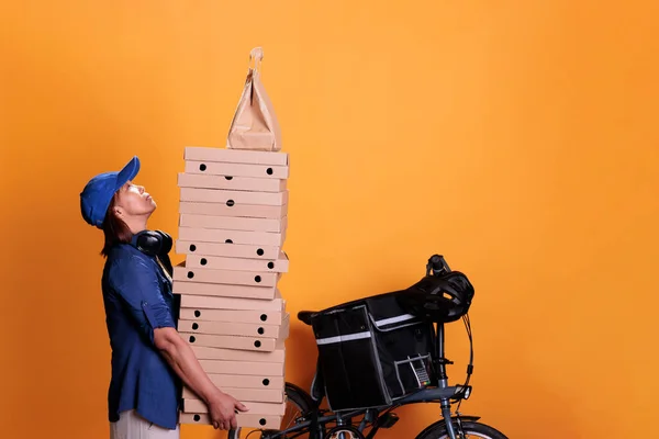Yaşlı Asyalı Teslimatçı Kadın Yemek Siparişi Veriyor Elinde Pizza Kutuları — Stok fotoğraf