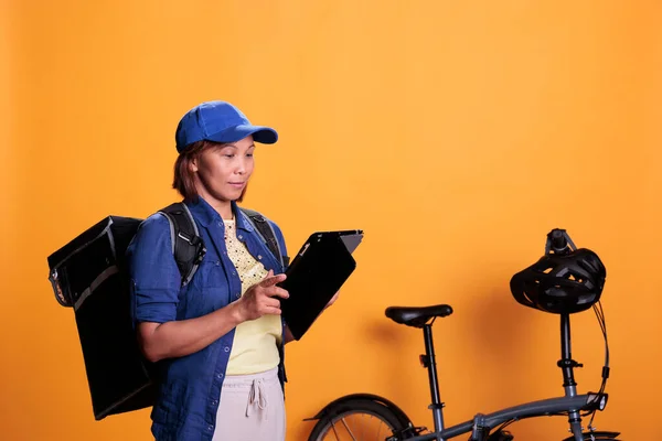 Tablet Bilgisayarlı Neşeli Teslimatçı Kadının Servis Pizzası Teslimatı Için Müşteri — Stok fotoğraf