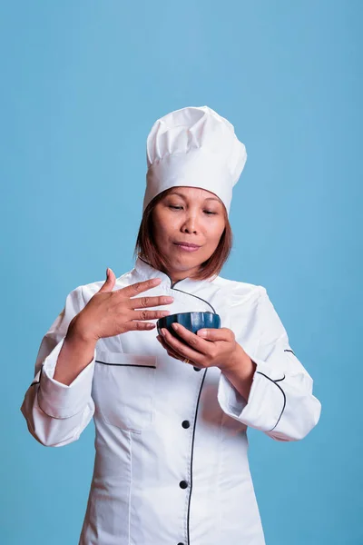 기분좋게 요리하는 여자는 건강에 재료를 사용하여 조리법의 냄새를 맡는다 요리를 — 스톡 사진