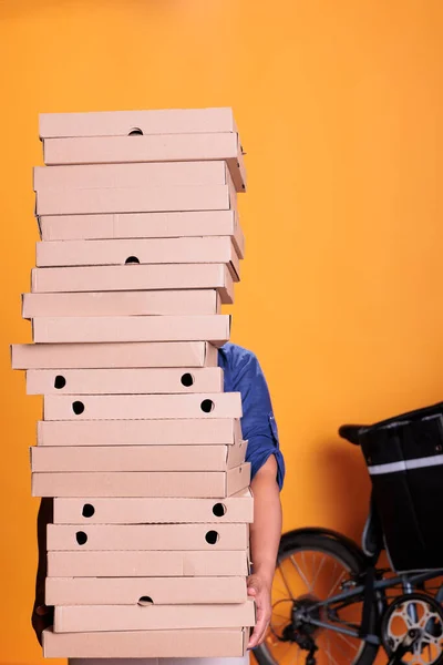 Pizzeria Werknemer Met Blauw Uniform Met Een Grote Stapel Pizza — Stockfoto