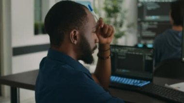 Yazılım programcısı, kod yazma ve güvenlik programı oluşturma konusunda fikir üretiyor. Yapay zeka algoritması gösteriyor. Veritabanı bulut hesaplaması hakkında düşünen düşünceli uygulama geliştiricisi.