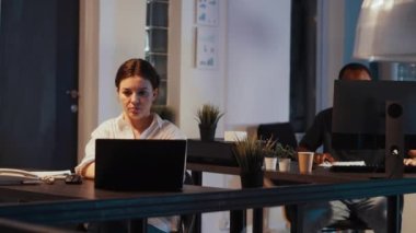 Yeni başlayanlar şirketinde ofis çalışanı, gece geç saatlere kadar masa başında oturuyor. Şirket raporu ve profesyonel sunumu planlamak için dizüstü bilgisayar kullanmak, yönetici e- postası göndermek.