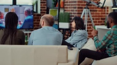 Çeşitli insanlar televizyon programında film izlemekten, bira şişeleri içmekten ve televizyonda dram filmi izlemekten hoşlanıyorlar. Evde sinema dizisi ya da gösteri, eğlence aktiviteleriyle eğlenmek..