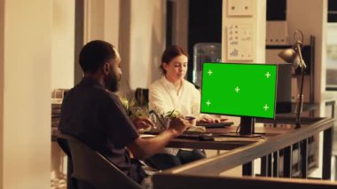 Afrika kökenli Amerikalı bir adam bilgisayarda yeşil ekran ile çalışıyor. Gün batımında izole edilmiş model şablonlarını analiz ediyor. Boş krom anahtar telif alanı arkaplanı kullanarak, pc ekranına bakılıyor.