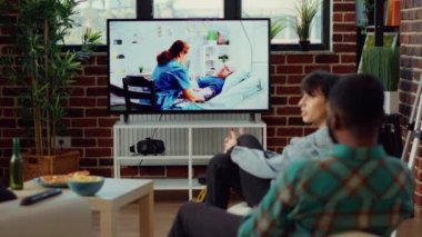 Çeşitli insanlar bira içiyor ve televizyonda film seyrediyor, sosyal toplantılarda birlikte rahatlıyorlar. Televizyon programında sinema filmi izlemek, alkollü içeceklerle eğlenmek..