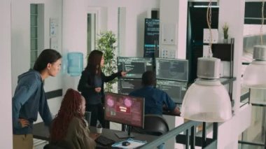 Çeşitli uygulama geliştiricileri hacklenmiş bilgisayarlarla çalışıyor, sistem hatası güvenliği ve hackleme alarmıyla ilgileniyorlar. Bilişim teknolojileri siber suç saldırısını çözmek için bilgisayar hatası bozma iletisi okuyor.