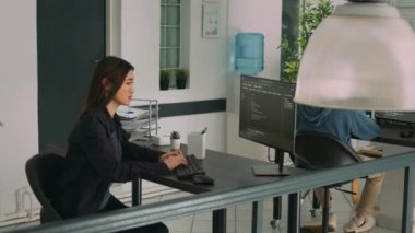 Sistem mühendisi programlama fikrinden emin, yeni sunucu arayüzüne kaynak kod yazma fikrinden. Bilgisayarda memnun Asyalı kodlayıcı yazılım programı ve web veritabanı geliştiriyor.