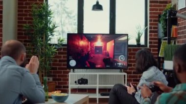 Çeşitli insanlar TV konsolunda bilgisayar oyunlarıyla eğleniyor, oyun oynuyorlar veya meydan okuyorlar. Arkadaşlarınla evde toplanıp bira içmek için oyun oynamak..