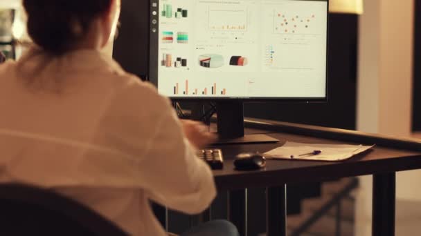 Şirket Çalışanlarının Bilgisayar Üzerinde Şirket Şemalarını Analiz Etmesi Araştırma Verileriyle — Stok video