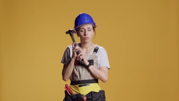 Portret Potężnej Budowniczki Mającej Bóle Głowy Pracy Budowlanej Trzymającej Młotek — Wideo stockowe