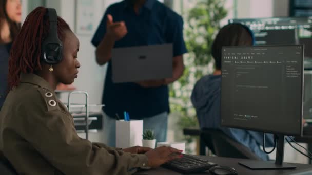 Softwareentwickler Hält Laptop Der Hand Und Spricht Mit Programmierern Schreibtisch — Stockvideo
