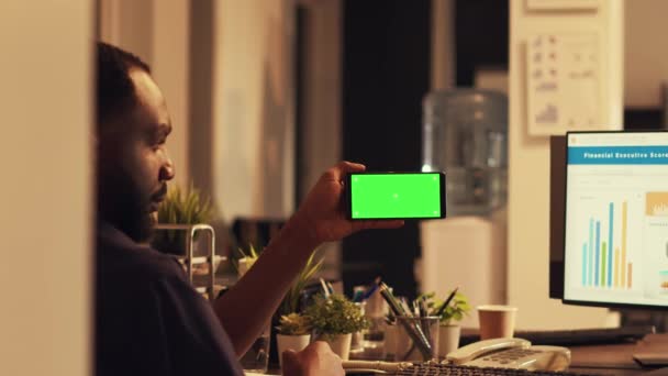 Afrika Kökenli Amerikalı Bir Adam Yeşil Ekranlı Akıllı Telefon Kullanıyor — Stok video