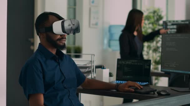 Databas Admin Arbetar Med Virtual Reality Glasögon För Att Utveckla — Stockvideo