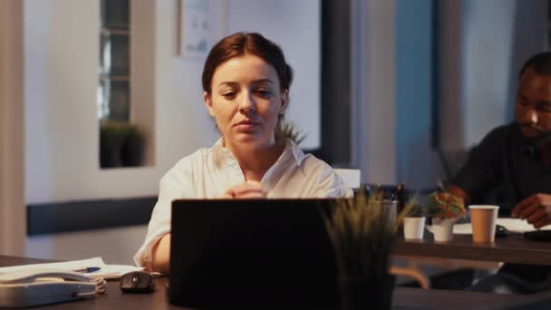 Kobieta Uczestnicząca Internetowym Spotkaniu Wideokonferencyjnym Laptopie Rozmawiająca Ludźmi Przez Kamerę — Wideo stockowe