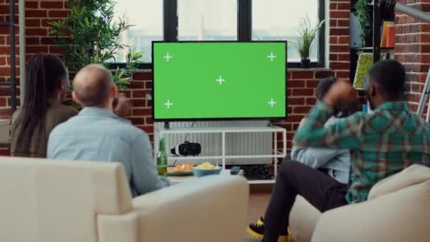 Menschen Jubeln Bei Einem Fußballspiel Auf Greenscreen Und Verwenden Leere — Stockvideo