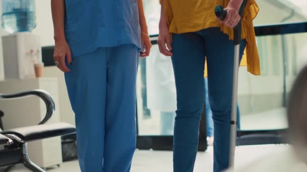 Ανώτερος Ασθενής Προσπαθεί Περπατήσει Μπαστούνι Στην Αίθουσα Αναμονής Στο Κέντρο — Αρχείο Βίντεο