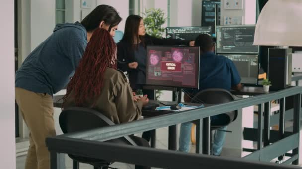 ハッキング警告を扱う複数のエンジニアグループで コンピュータにセキュリティサーバーエラーが表示されます ソフトウェア開発者はコンピュータとシステムをハッキングし データベース上で作業する — ストック動画