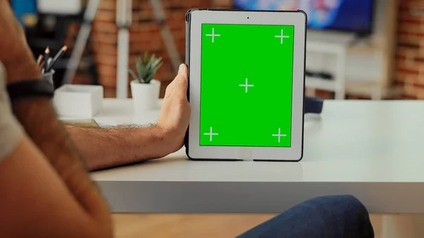 Ofis Çalışanı Elinde Yeşil Ekran Şablonu Gösteren Dijital Bir Cihaz — Stok fotoğraf