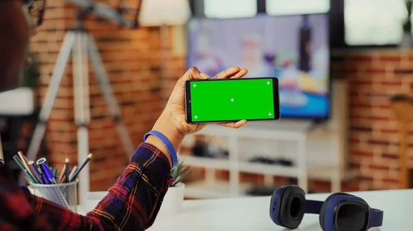 Oturma Odasında Yatay Yeşil Ekranlı Akıllı Telefonu Elinde Tutan Serbest — Stok fotoğraf