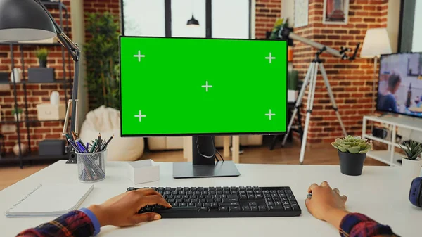 사무직 근로자는 컴퓨터로 스크린을 분석하여 모니터 크로마 디스플레이와 공간을 키보드와 — 스톡 사진
